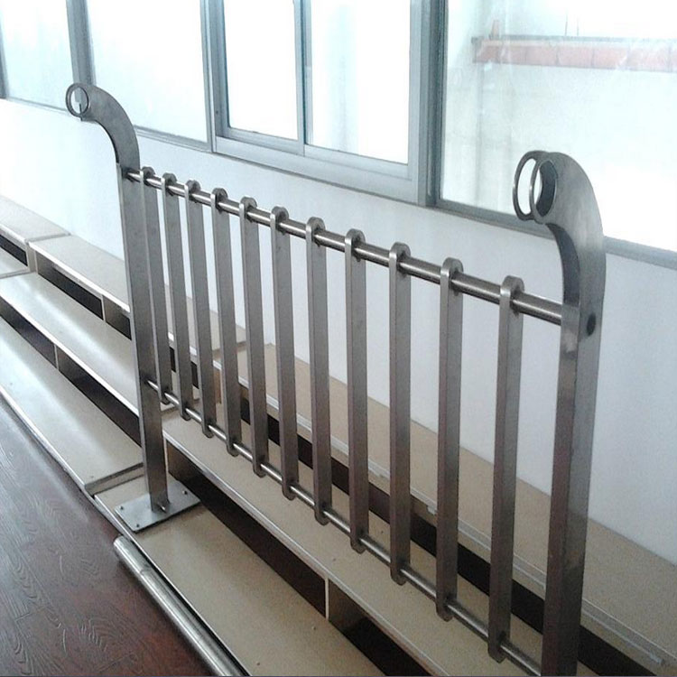 道路防護(hù)欄選用什么材質(zhì)好？