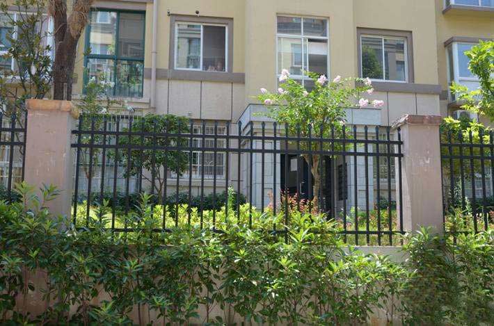 小區(qū)新鋼護(hù)欄有什么規(guī)格特點(diǎn)適用范圍包括哪些？