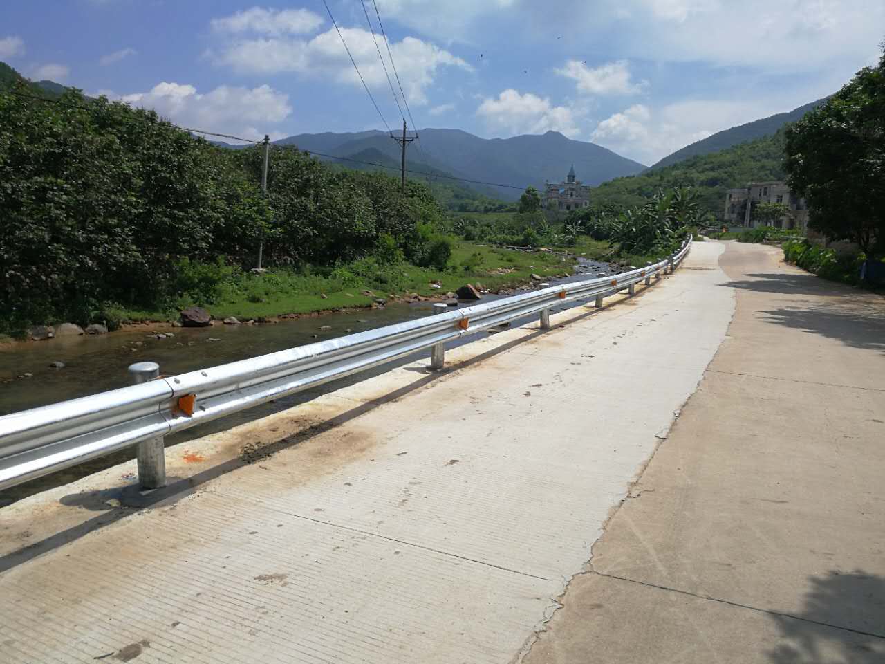 道路波形護(hù)欄防撞價格一般多少比較合適？